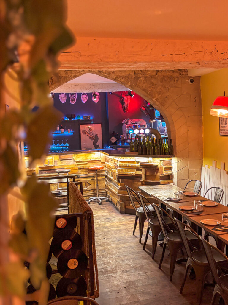 Vue sur le restaurant le Couperet et le bar, ambiance boisée et vintage