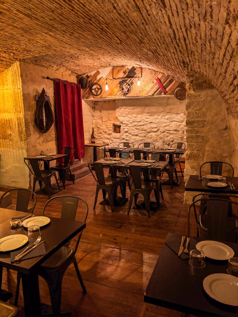 Salle du bas au Couperet avec des murs en pierres et des voutes, typique du centre-ville