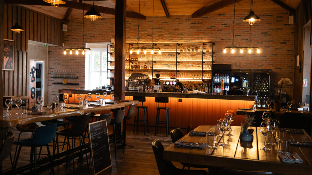 Salle et bar du restaurant Le Recoin à Arès.