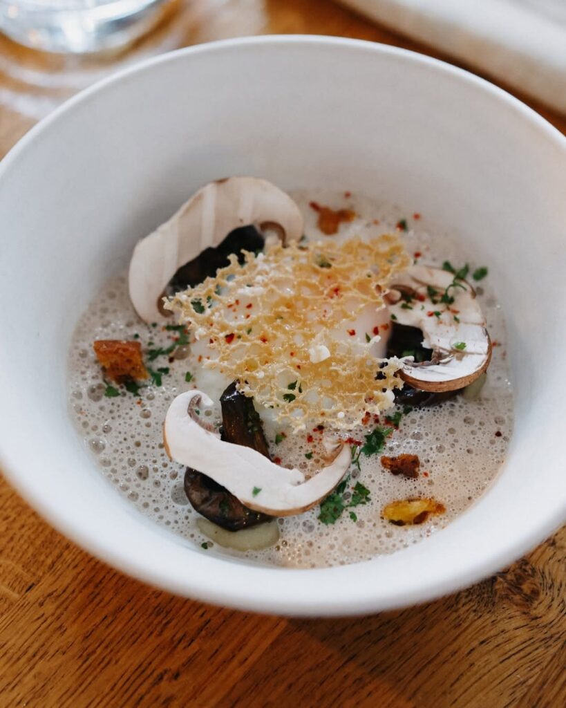 Plat avec de l'espuma et champignon d'un restaurant de type cuisine française dans le quartier du Hédas à Pau, près de Tarbes