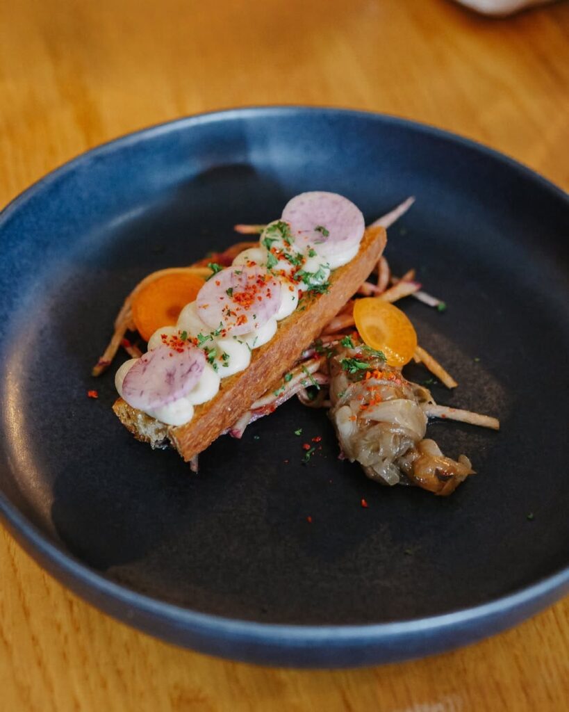 Assiette soignée d'un restaurant de type cuisine française dans le quartier du Hédas à Pau, près de Tarbes
