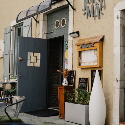 Entrée d'un restaurant de type cuisine française dans le quartier du Hédas à Pau, près de Tarbes