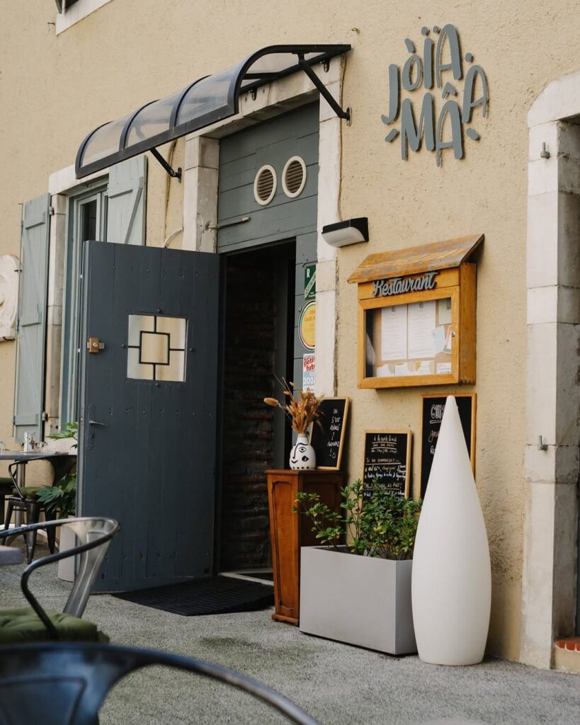 Entrée d'un restaurant de type cuisine française dans le quartier du Hédas à Pau, près de Tarbes