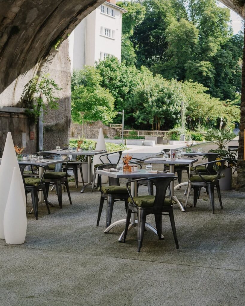 Terrasse pleine de charme d'un restaurant de type cuisine française dans le quartier du Hédas à Pau, près de Tarbes