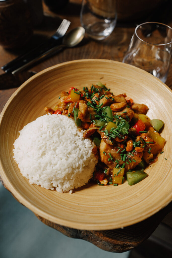 Plat généreux d'un restaurant de type cuisine thaï à Tarbes, près de Pau