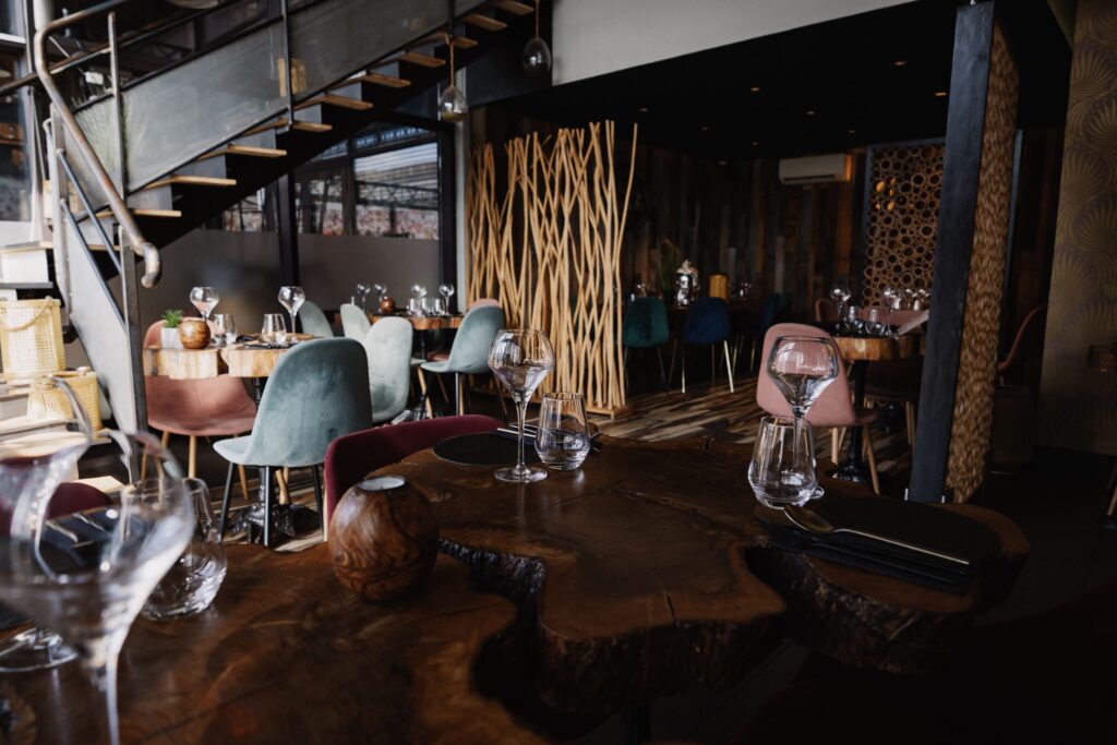 Intérieur joliment décoré d'un restaurant de type cuisine thaï à Tarbes, près de Pau
