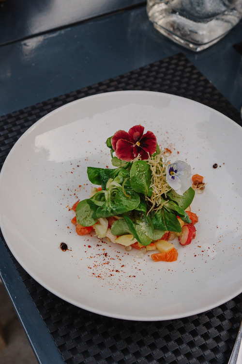 Salade de saison fraîcheur d'un restaurant de type cuisine française à Pau au rez-de-chaussée de l'hôtel Mercure