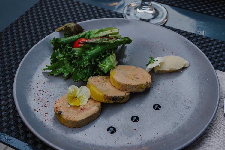 Assiette de foie gras local d'un restaurant de type cuisine française à Pau au rez-de-chaussée de l'hôtel Mercure