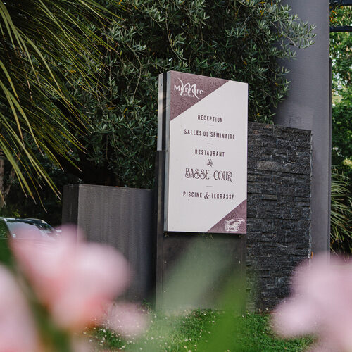Entrée d'un restaurant de type cuisine française à Pau au rez-de-chaussée de l'hôtel Mercure