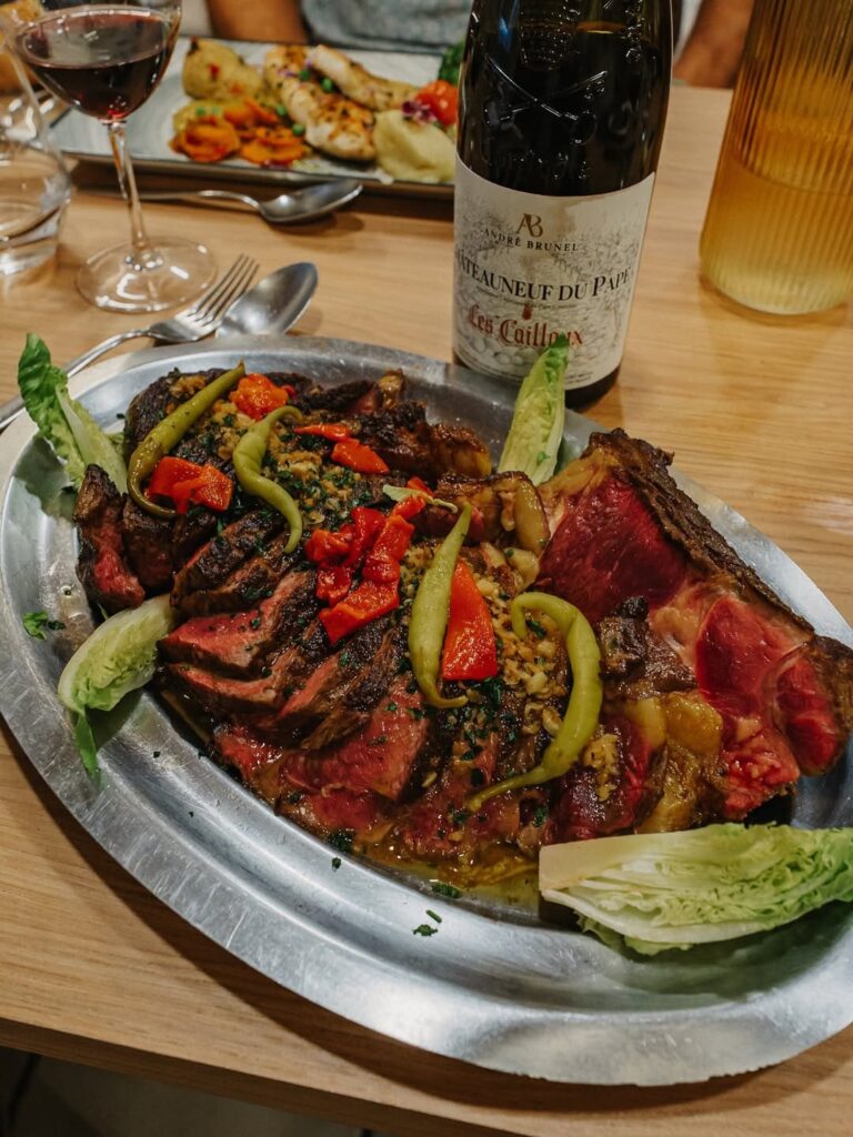 Belle viande généreuse d'un restaurant de type cuisine française à Monein, près de Pau
