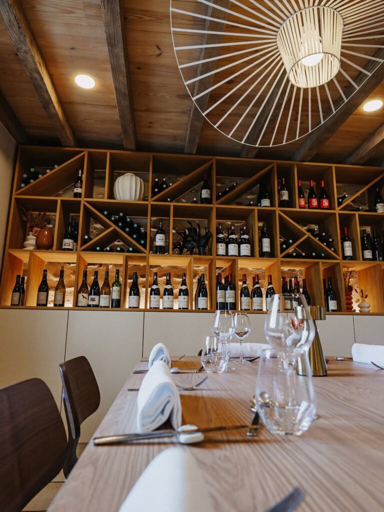 Vue sur les bouteilles de vin d'un restaurant de type cuisine française à Monein, près de Pau