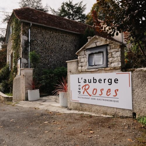 Entrée d'un restaurant de type cuisine française à Monein, près de Pau