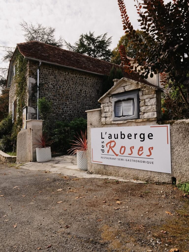 Entrée d'un restaurant de type cuisine française à Monein, près de Pau