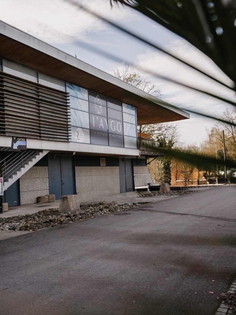 Extérieur d'un restaurant de type cuisine française à Bizanos, près de Tarbes
