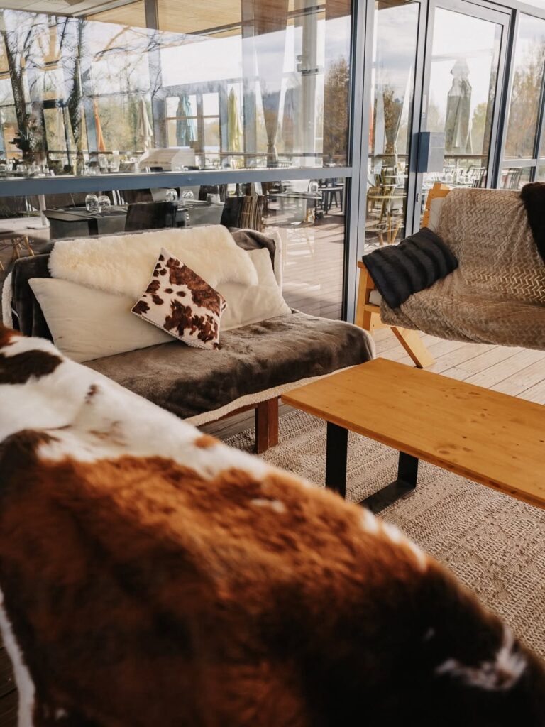 Banquette cosy d'un restaurant de type cuisine française à Bizanos, près de Tarbes