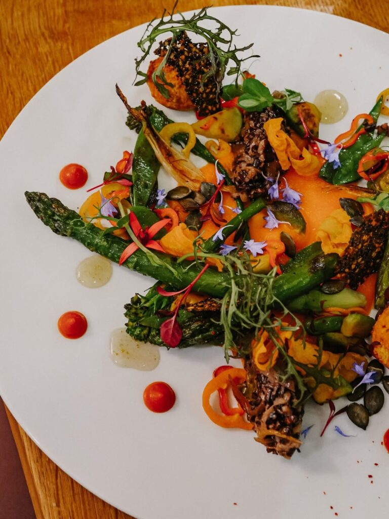 Assiette fraîche de légumes d'un restaurant de type cuisine française à Tarbes, près de Pau