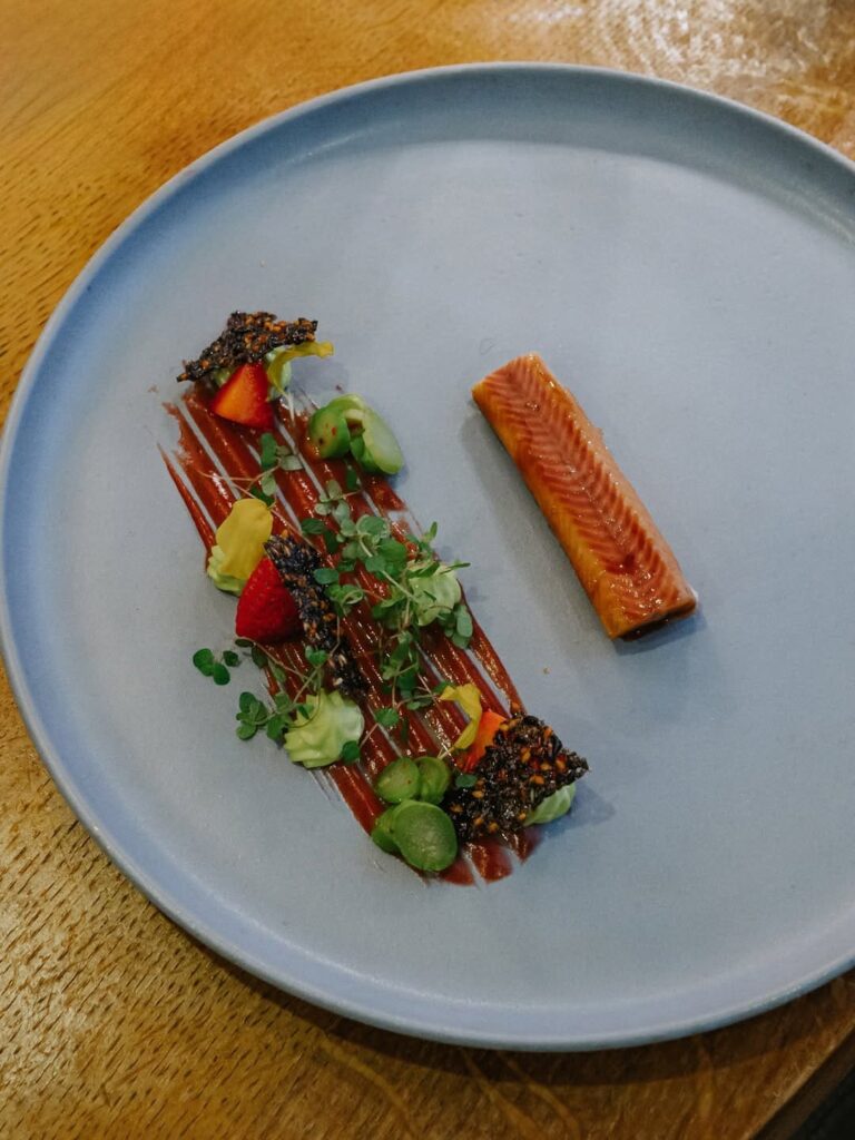 Décoration épurée d'un restaurant de type cuisine française à Tarbes, près de Pau