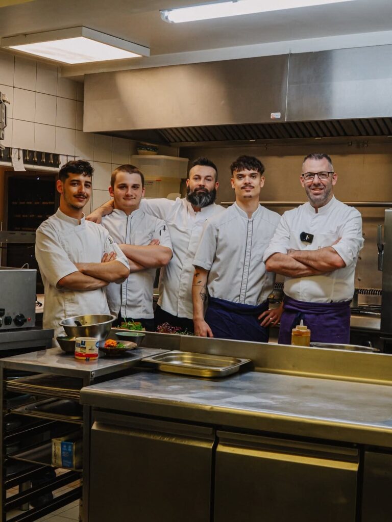 L'équipe en cuisine d'un restaurant de type cuisine française à Tarbes, près de Pau