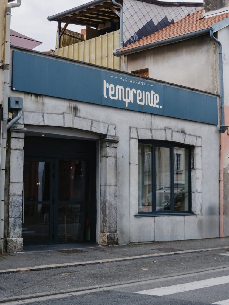 Façade d'un restaurant de type cuisine française à Tarbes, près de Pau