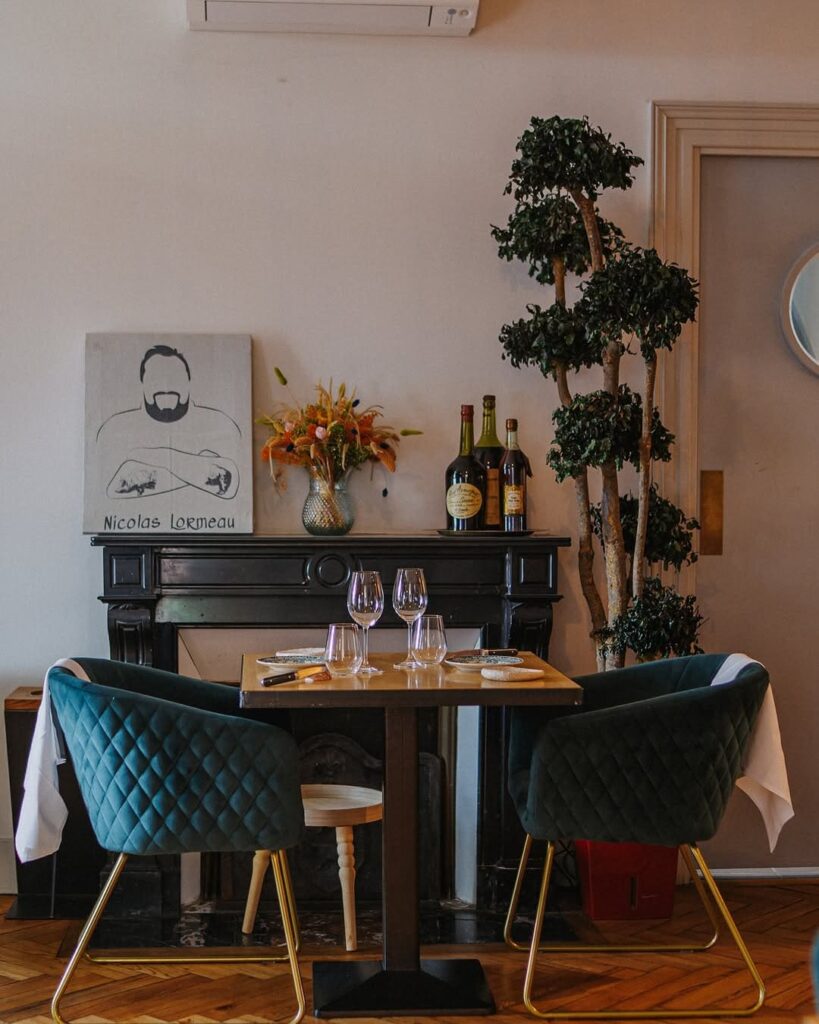 Table et décoration d'un restaurant de type cuisine française à Bizanos, près de Pau