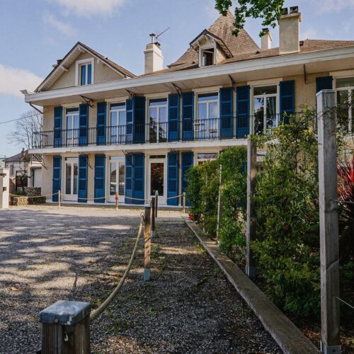 Belle bâtisse d'un restaurant de type cuisine française à Bizanos, près de Pau