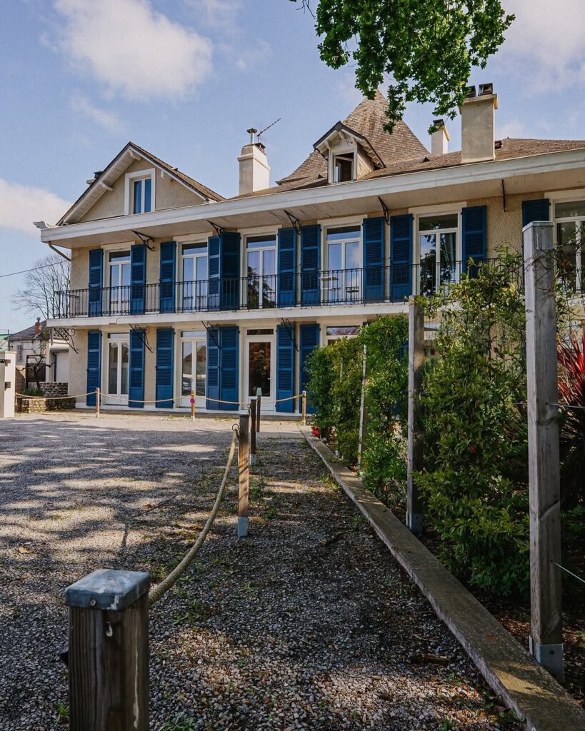 Belle bâtisse d'un restaurant de type cuisine française à Bizanos, près de Pau