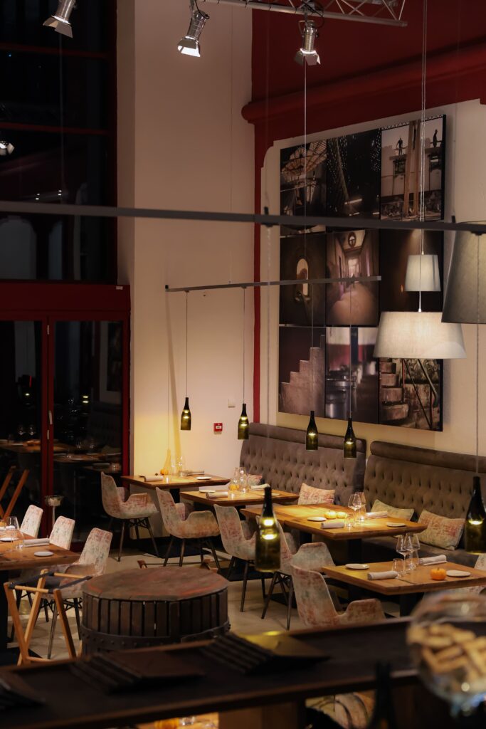 La salle intérieur de La Coopérative, restaurant gastronomique du Domaine Riberach à Bélesta.