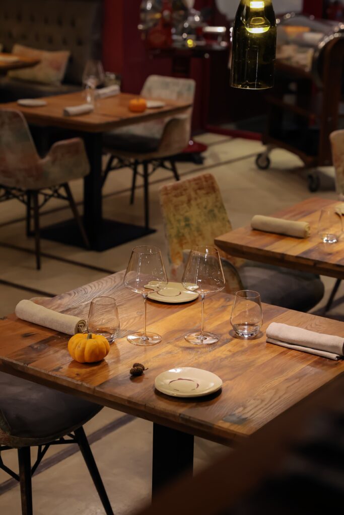 Une table dressée de La Coopérative, restaurant gastronomique du Domaine Riberach à Bélesta.
