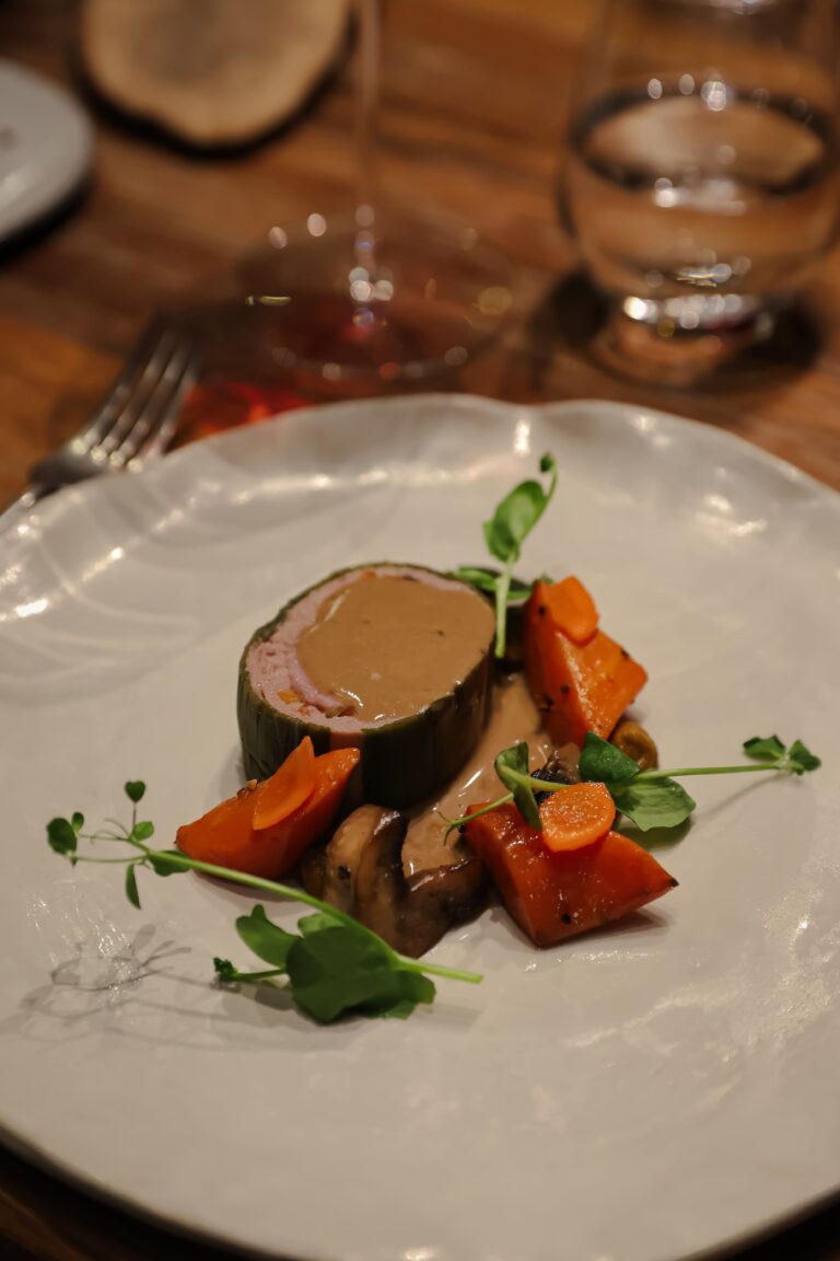 Plat de viande au restaurant gastronomique La Coopérative du Domaine Riberach à Bélesta.
