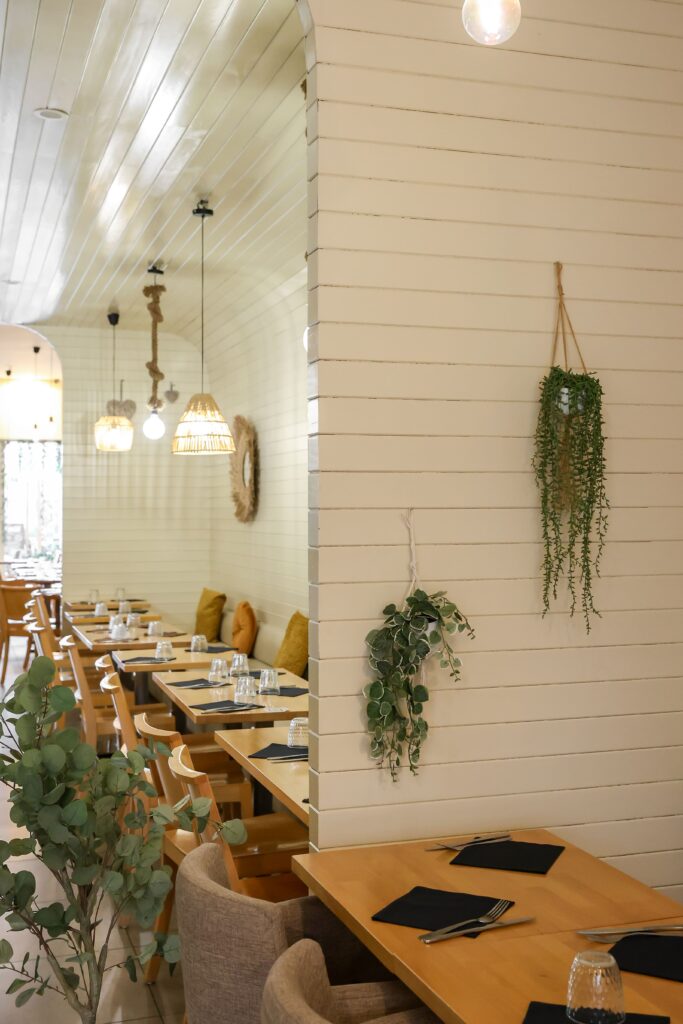 La salle à la décoration bohème et épurée chez La Maison des Crêpes à Rivesaltes