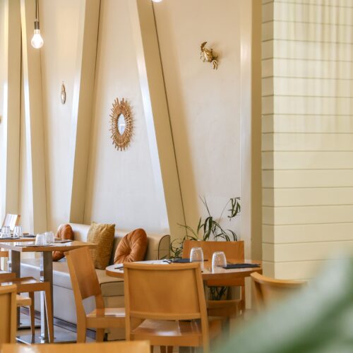 La salle à la décoration bohème et épurée chez La Maison des Crêpes à Rivesaltes