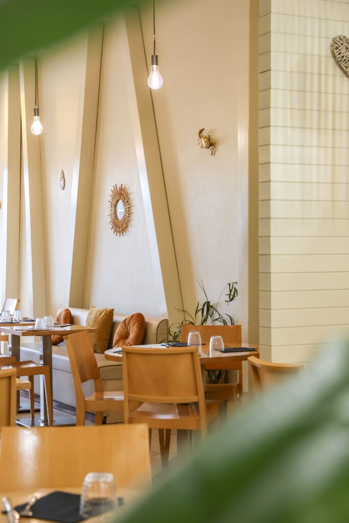 La salle à la décoration bohème et épurée chez La Maison des Crêpes à Rivesaltes