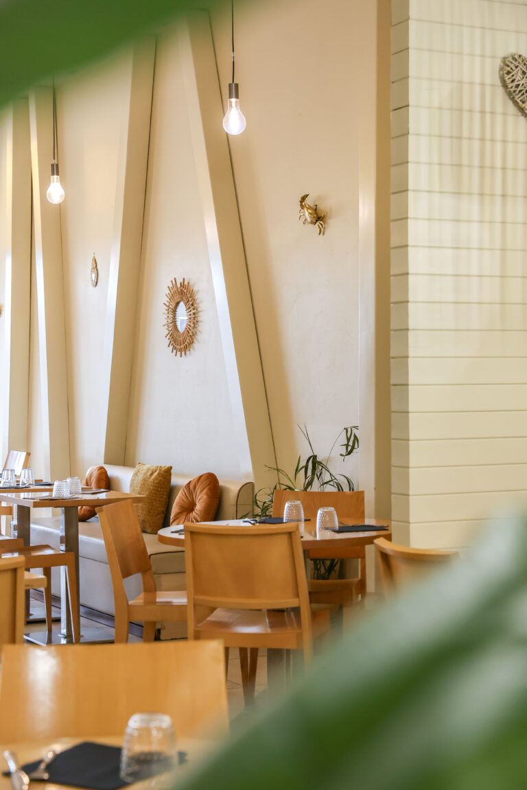 La salle à la décoration bohème et épurée chez La Maison des Crêpes à Rivesaltes
