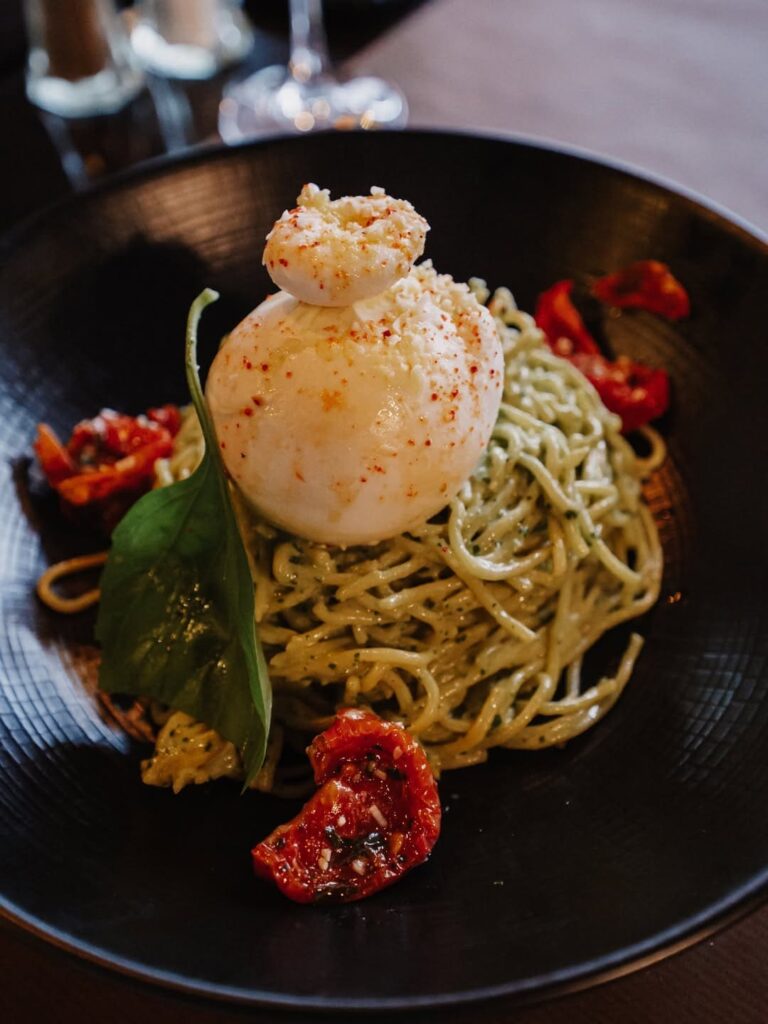 Plat de spaghetti et burrata d'un restaurant de type cuisine italienne à Tarbes, près de Pau