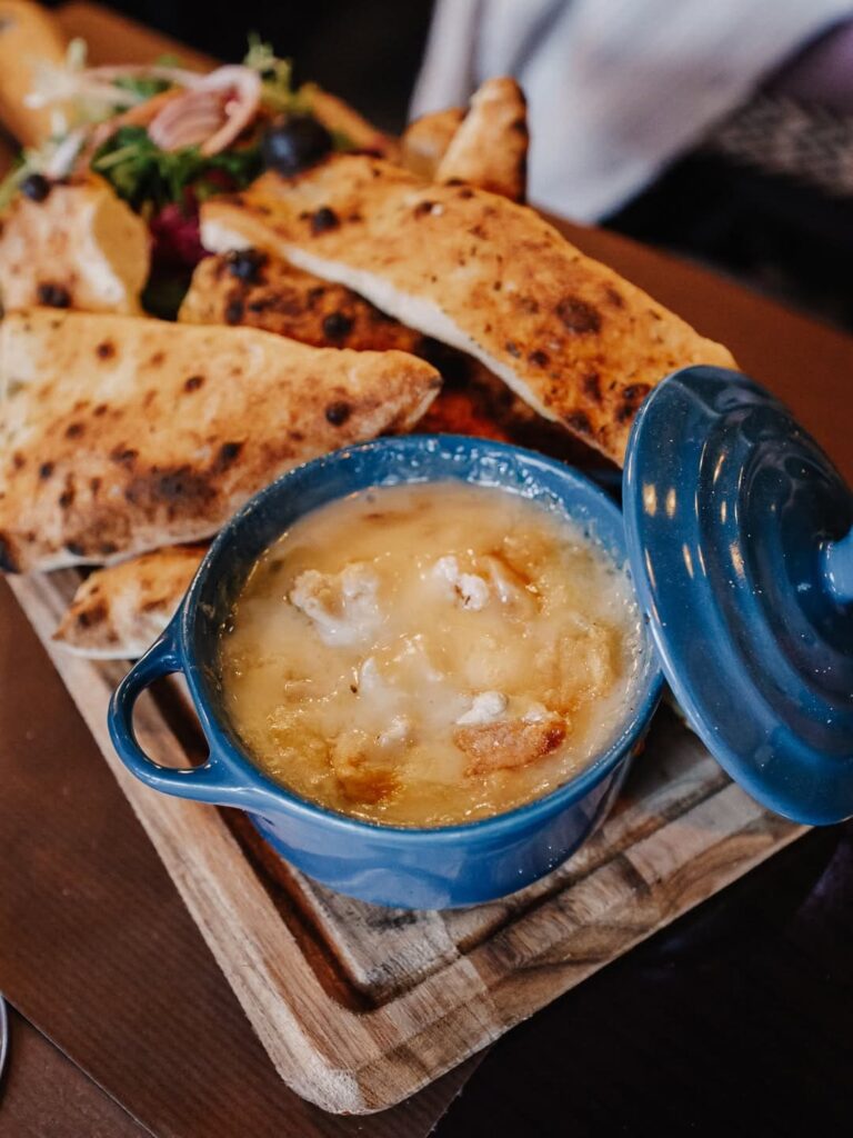 Cassolette savoureuse et gourmande d'un restaurant de type cuisine italienne à Tarbes, près de Pau
