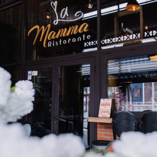 Porte d'entrée d'un restaurant de type cuisine italienne à Tarbes, près de Pau