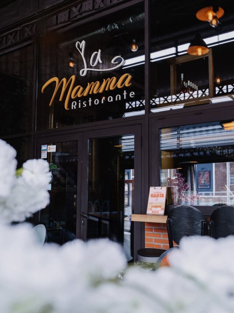 Porte d'entrée d'un restaurant de type cuisine italienne à Tarbes, près de Pau