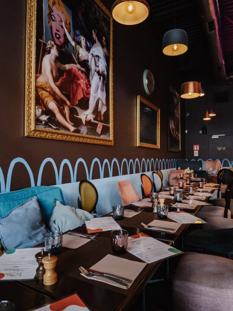 Banquette cosy et moderne d'un restaurant de type cuisine italienne à Tarbes, près de Pau