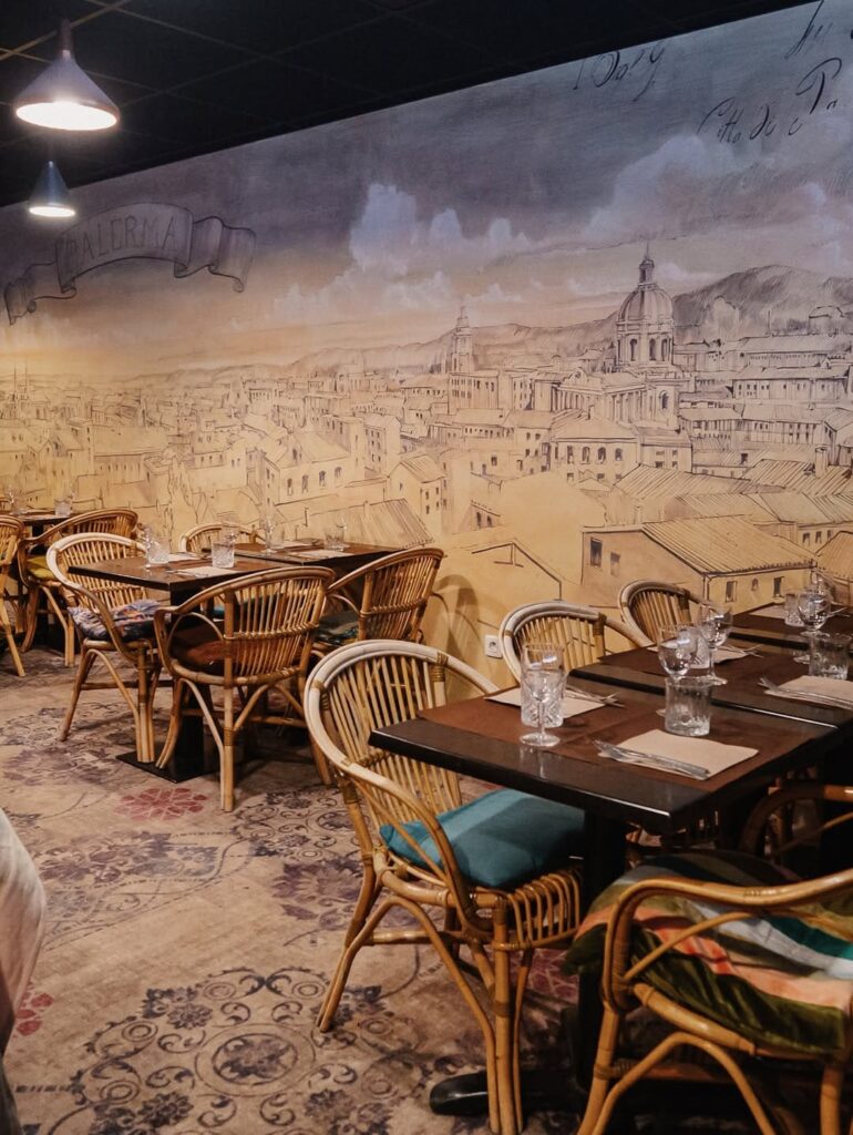 Belle salle intérieur d'un restaurant de type cuisine italienne à Tarbes, près de Pau