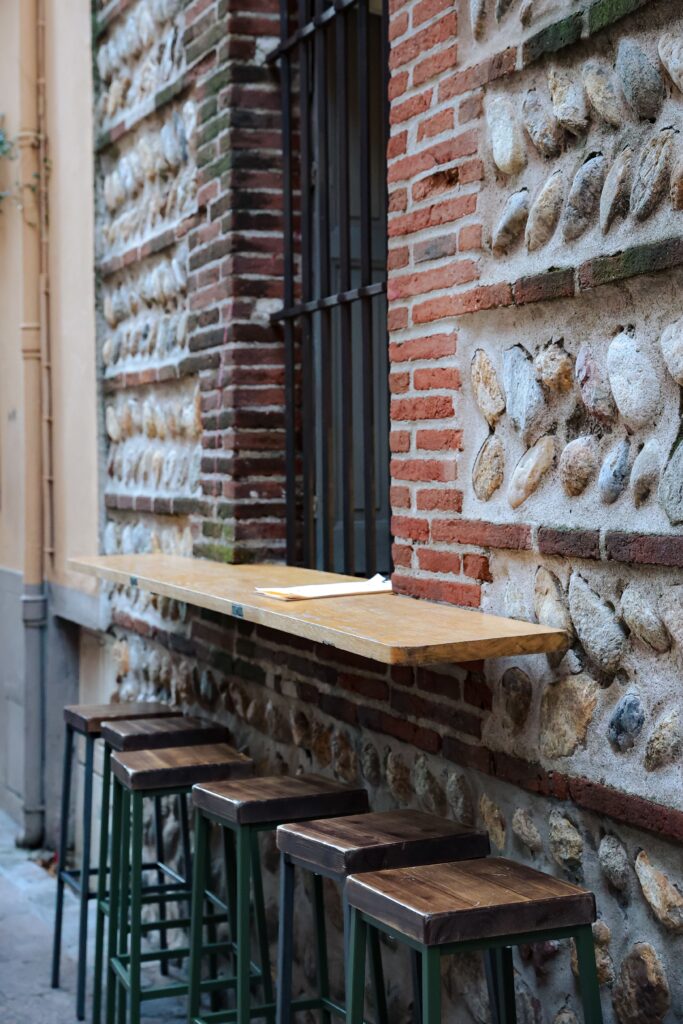 Le comptoir extérieur de La Mangeoire à Perpignan