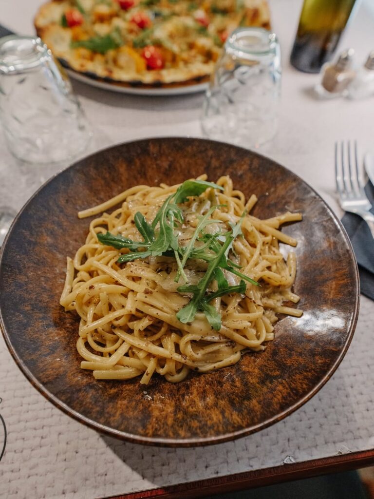 Plat copieux de pâtes d'un restaurant de type cuisine italienne à Pau, près de Tarbes