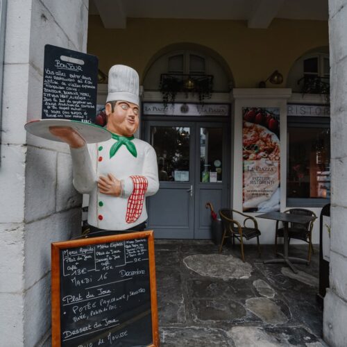 Extérieur d'un restaurant de type cuisine italienne à Pau, près de Tarbes