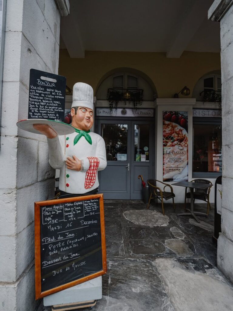 Extérieur d'un restaurant de type cuisine italienne à Pau, près de Tarbes