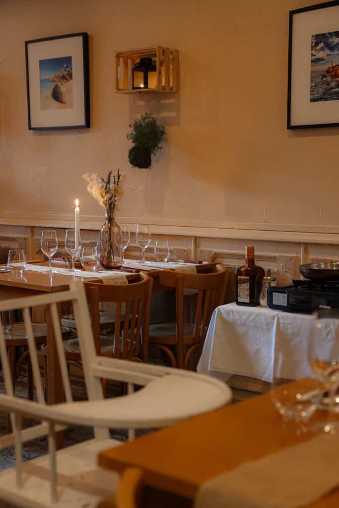 Table dressée avec chaise haute pour enfant chez La Taverne Bretonne à Perpignan