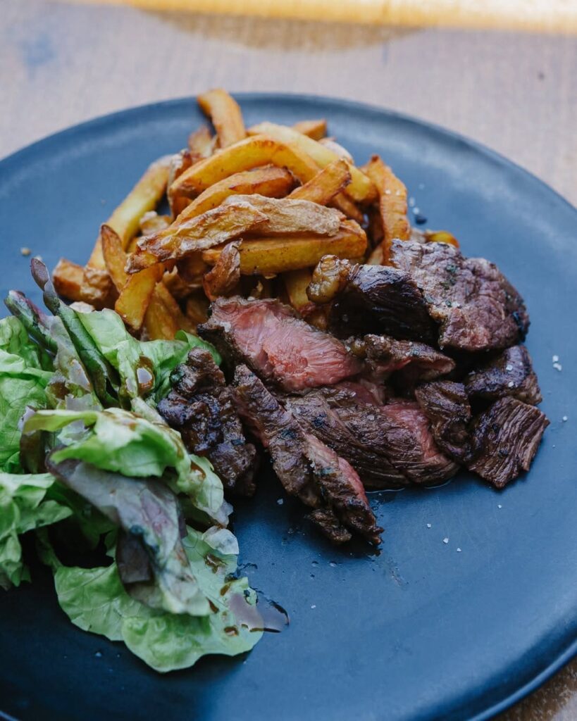 Belle viande et frites maison d'un restaurant de type cuisine française à Artiguelouve, près de Pau