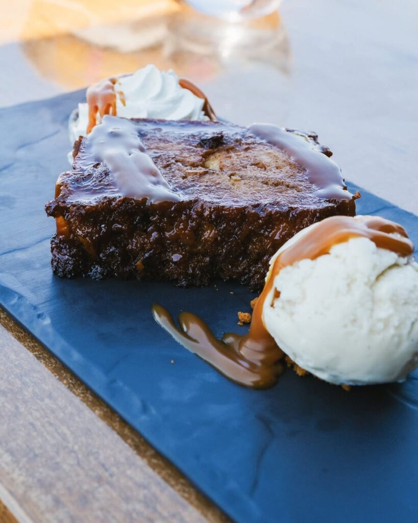 Dessert gourmand d'un restaurant de type cuisine française à Artiguelouve, près de Pau