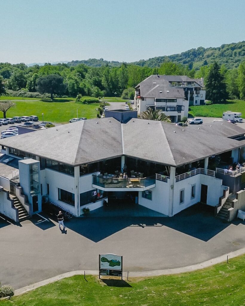 Vue en hauteur de l'établissement en entier d'un restaurant de type cuisine française à Artiguelouve, près de Pau