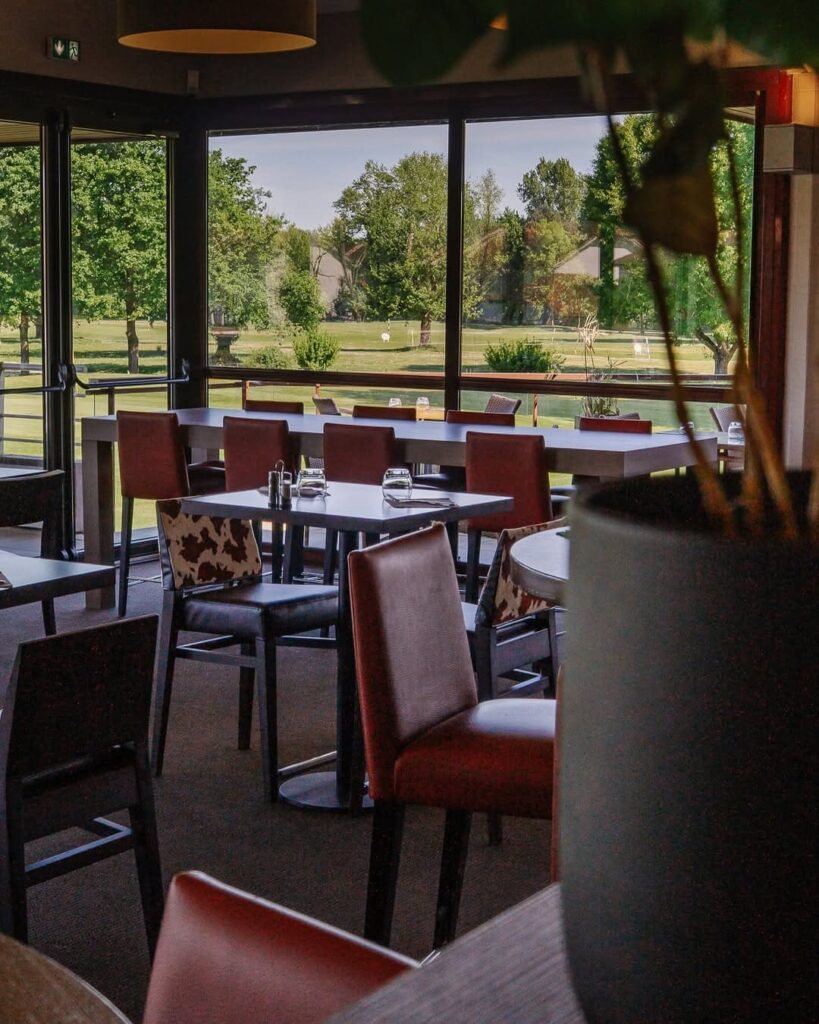 Salle soignée d'un restaurant de type cuisine française à Artiguelouve, près de Pau