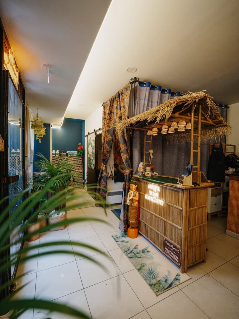 Entrée d'un salon de massage thaïlandais dans le centre ville de Pau, près de Tarbes
