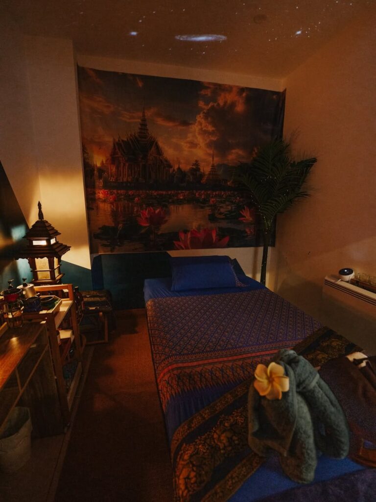 Table de massage et ambiance cocooning d'un salon de massage thaïlandais dans le centre ville de Pau, près de Tarbes